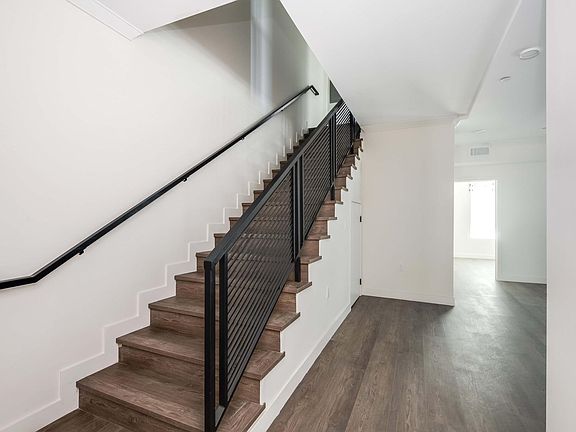 3rd image of 6120 Woodman Ave #101