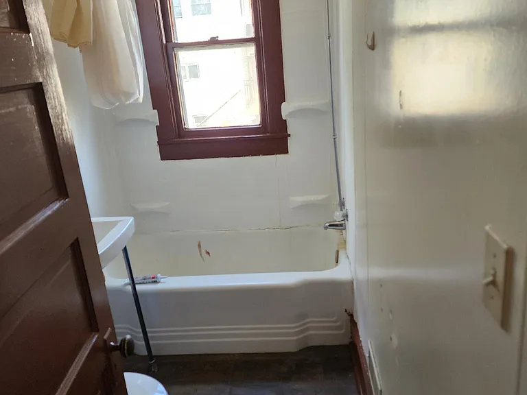 726 W Pleasant St — Photo 2