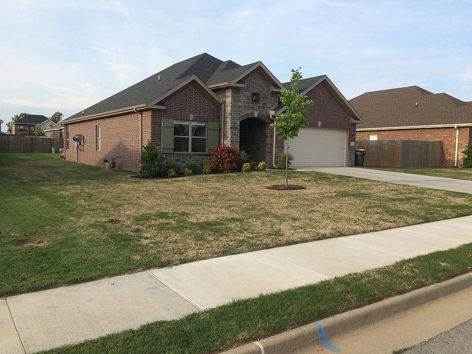 Large backyard with fence 