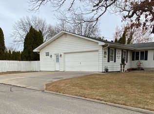 1402 1st St E, Independence, IA