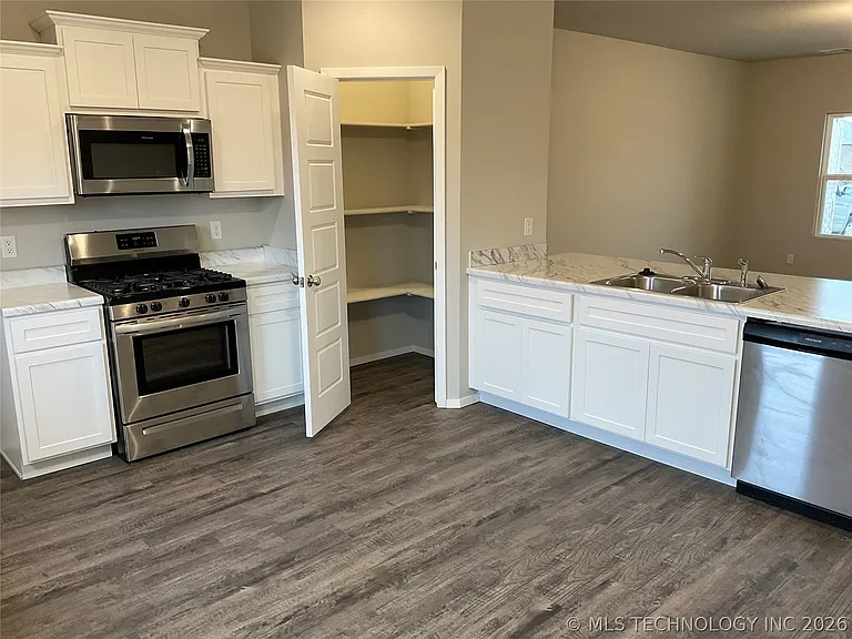 16123 S 87th East Ave — Photo 6