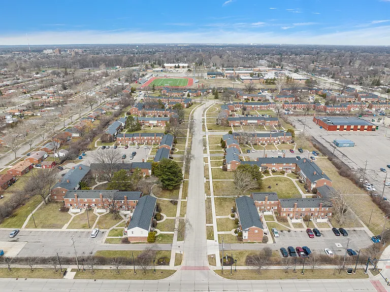 Oak Park Manor Apartments & Townhomes — Photo 55