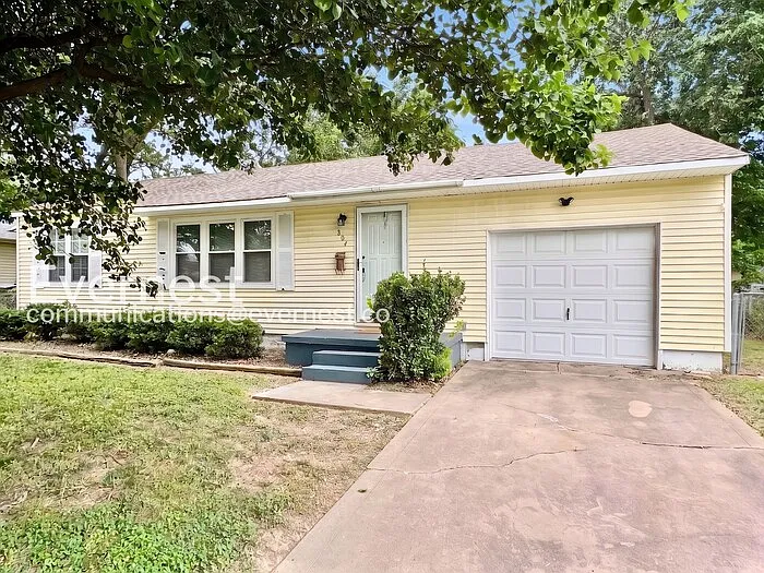 3 bed, 1.0 bath, 900 sqft, $1,395 — Photo 2