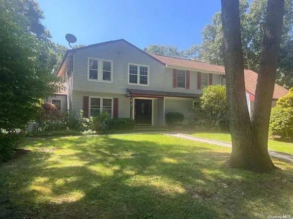 10 Selden Court, Sound Beach, NY 11789