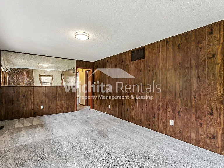 525 S Derby Ave — Photo 2