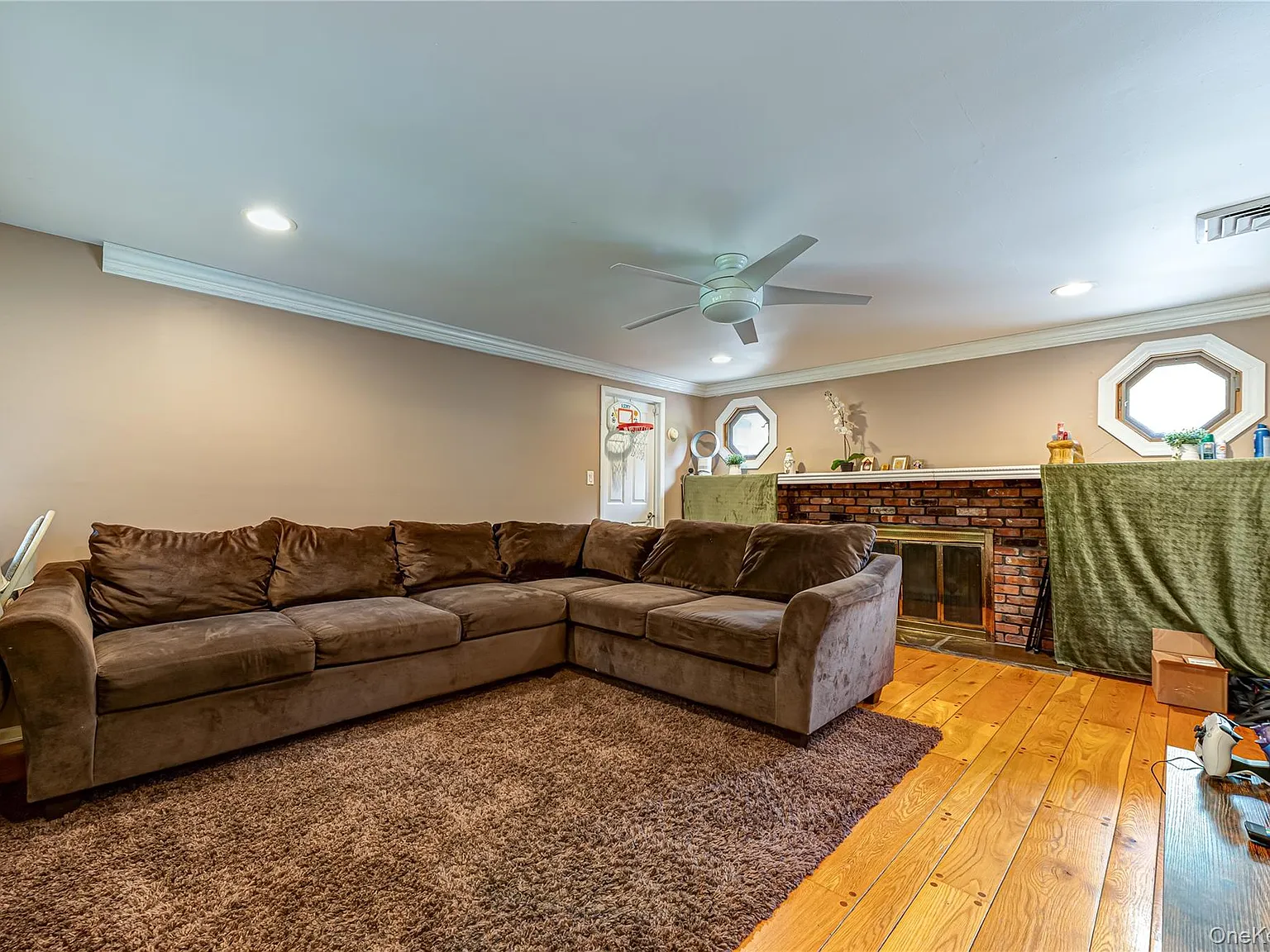 4 bed, 2.0 bath, 2600 sqft, $6,500 — Photo 2
