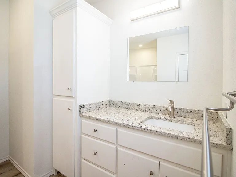 950 W Lynn St — Photo 17