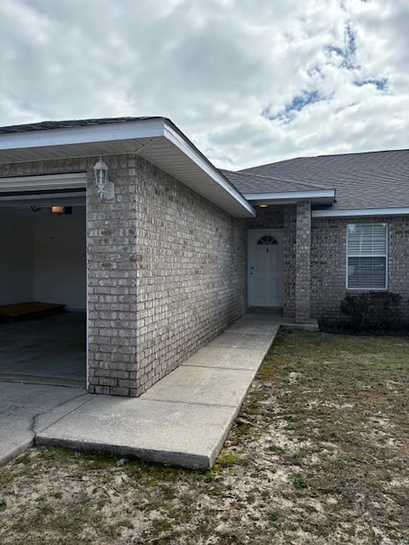 Building Photo - 1833 Sundown Dr