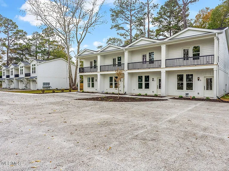 4213 Spirea Dr #C — Photo 32