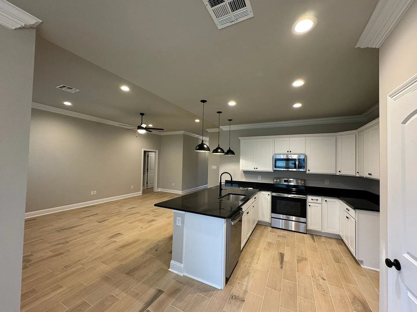 Half off first full month rent!! Like New Construction in Haughton... — Photo 2
