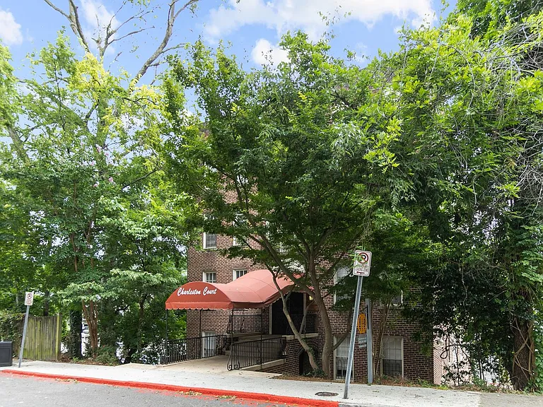 Charleston Court — Photo 15