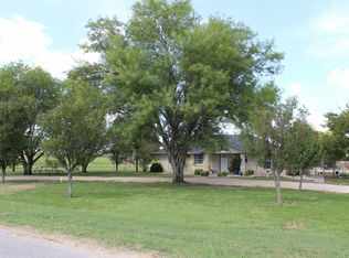 1040 W Davilla St, Bartlett, TX 76511