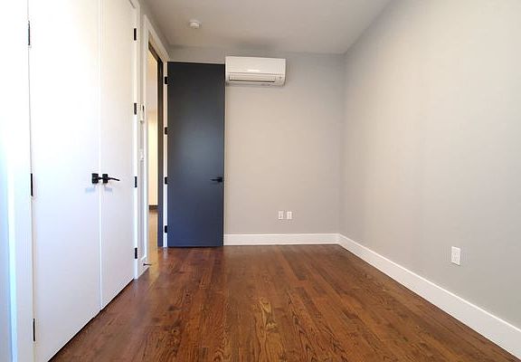 5th image of 534 Jackson Ave #2B
