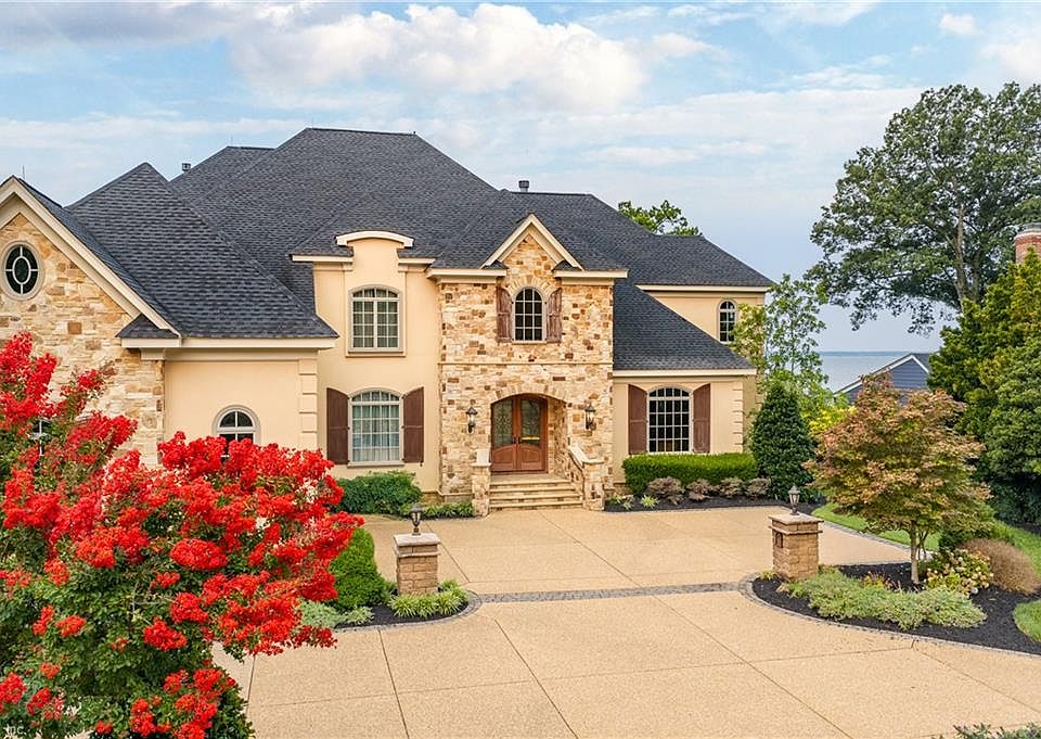 1st image of 809 Riverside Dr