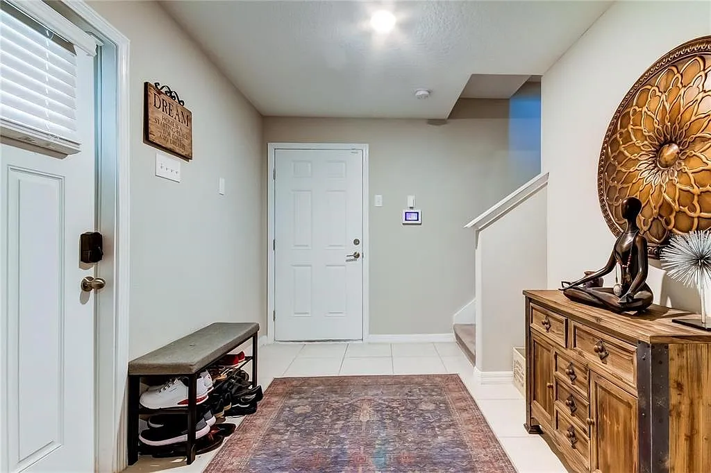 3 bed, 3.0 bath, 2030 sqft, $2,600 — Photo 3