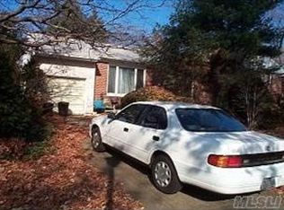 32 Cloverfield Rd S, Valley Stream, NY 11581
