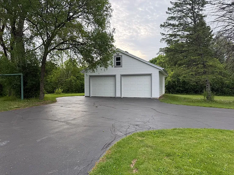 W181N9052 Melanie Ln — Photo 4