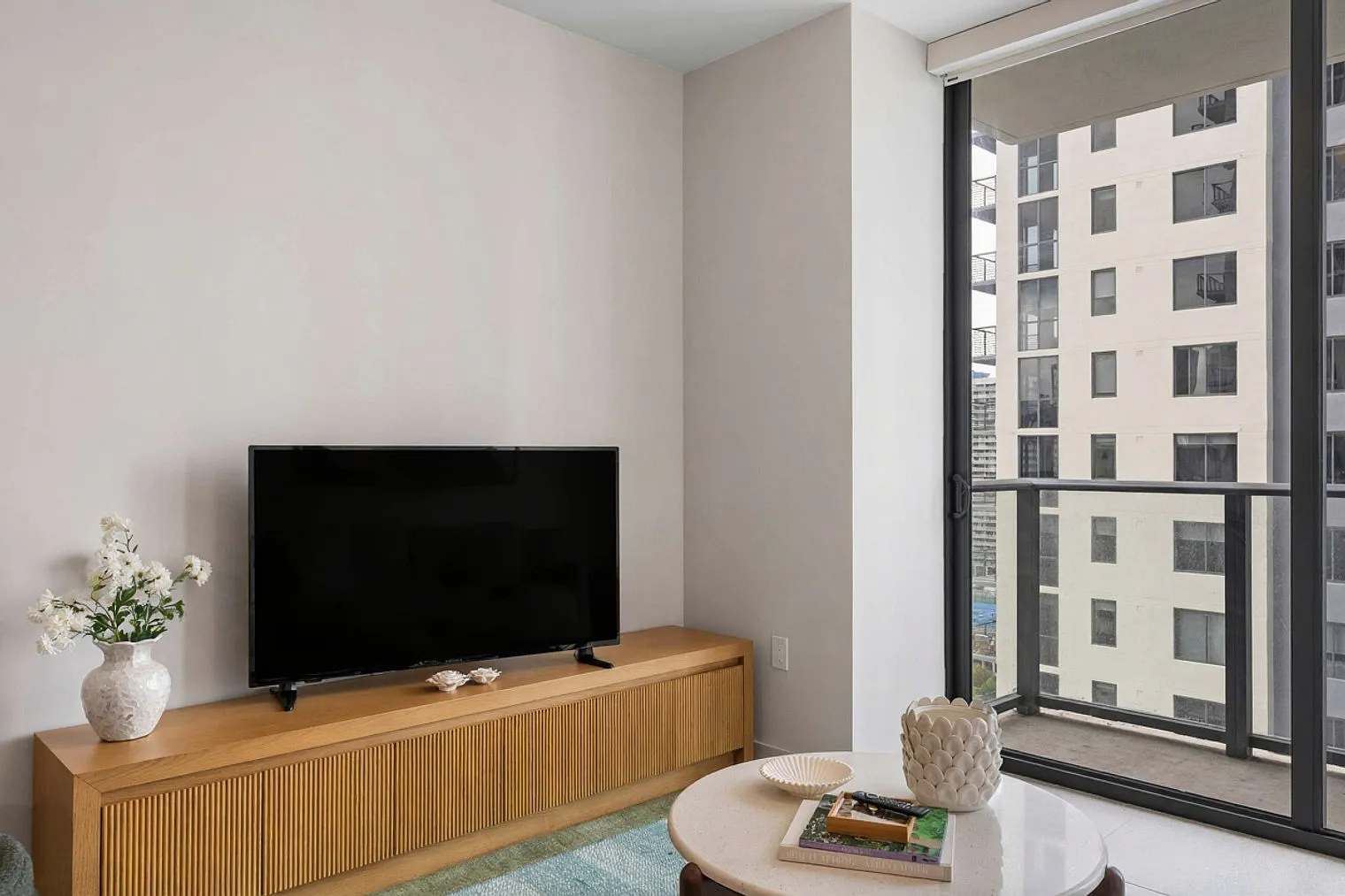 1 bed, 1.0 bath, 645 sqft, $2,241 — Photo 2