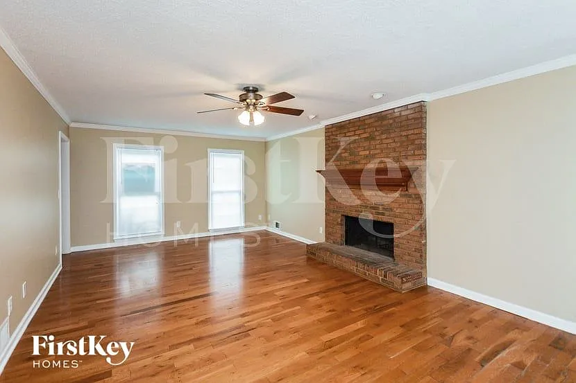 4 bed, 2.5 bath, 2810 sqft, $2,570 — Photo 3