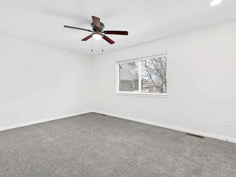 205 N Geneva Rd #13 — Photo 12