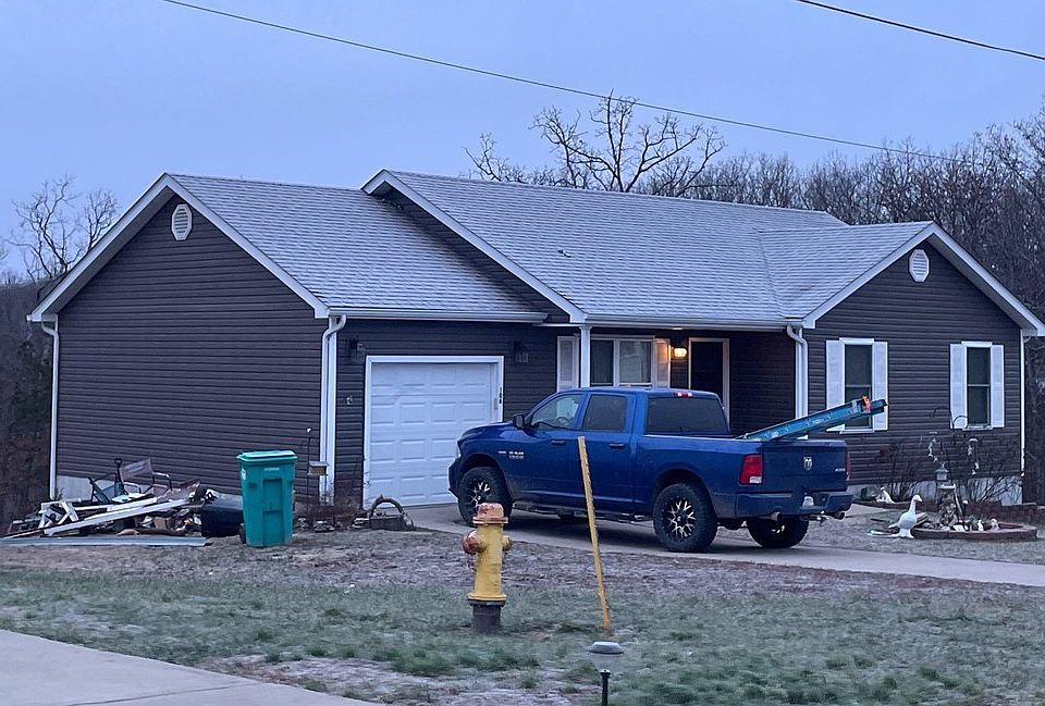 2nd image of 106 E Cedar Ln