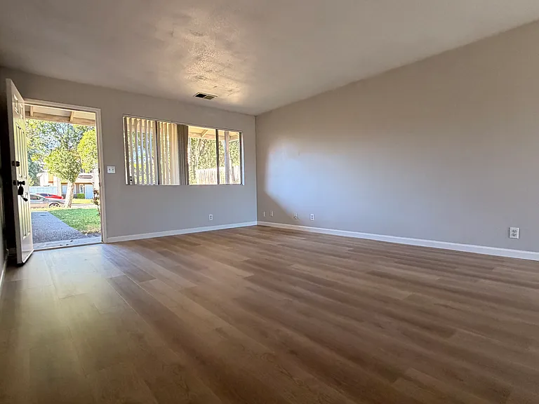 541 Pacific Ave — Photo 18