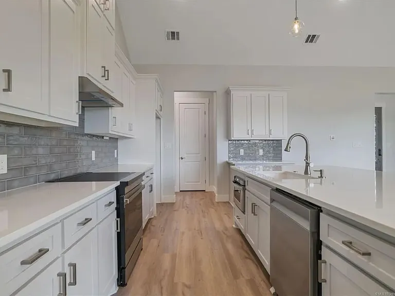 223 Vaughn Ln — Photo 8
