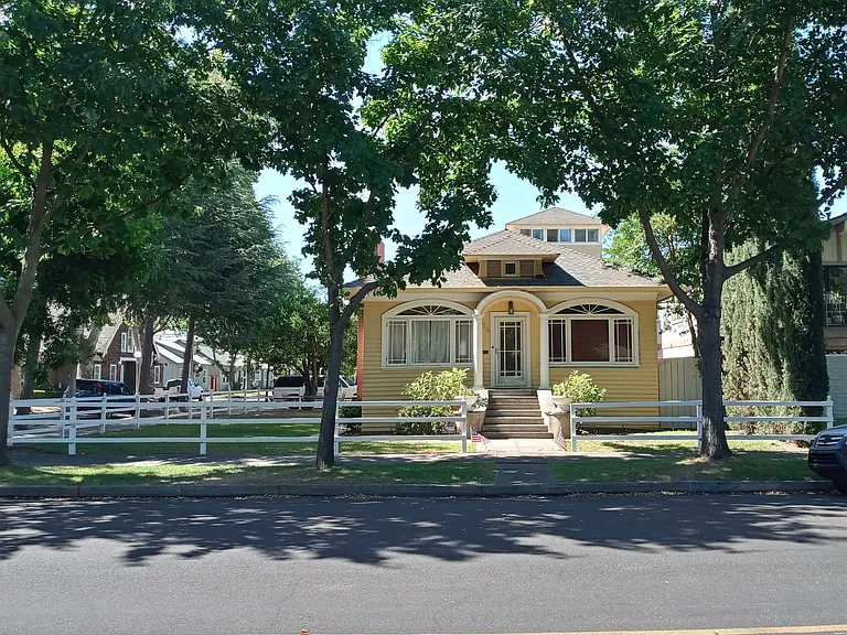 402 W Locust St — Photo 2