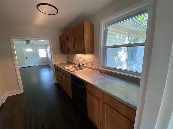 4th image of 810 Emerald Ave NE