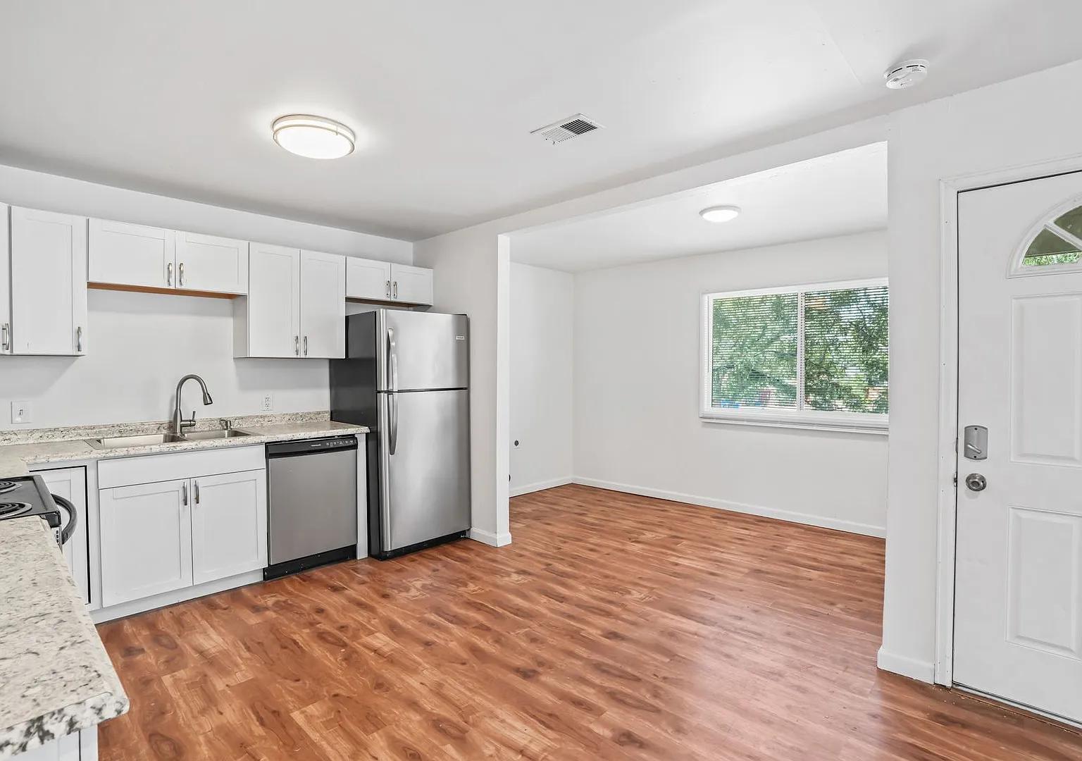 Stunning Top-Floor 3-Bedroom Longmont Residence with Bright Sun-Drenched Rooms — Photo 4