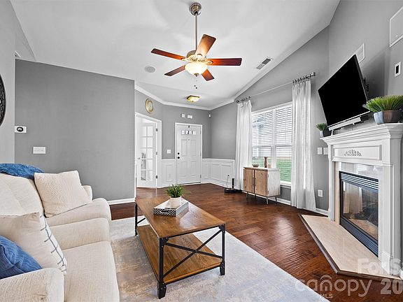 4th image of 417 Silver Cypress Ln