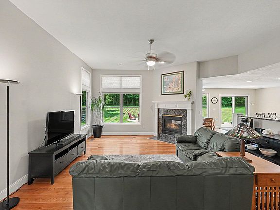 5th image of 2258 Woodview Ln
