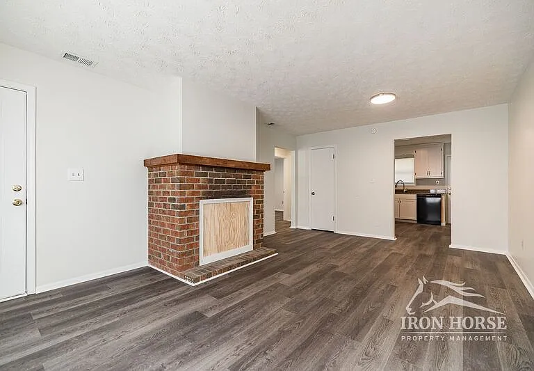 1172 White Oak Dr — Photo 3