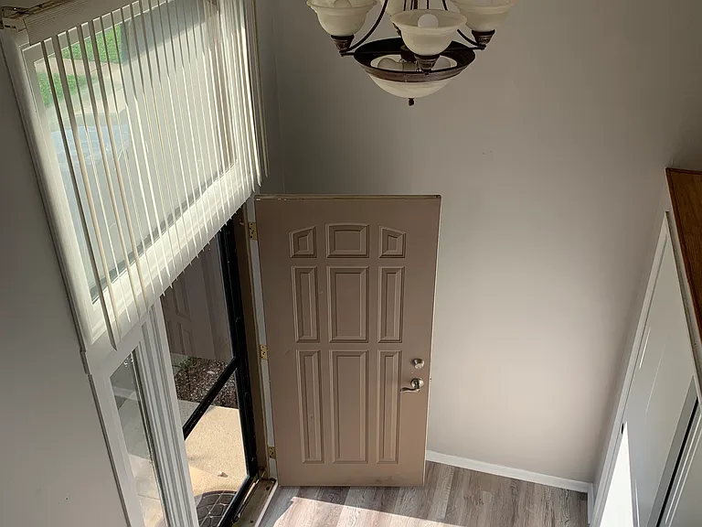 1637 Sheffield Dr — Photo 2