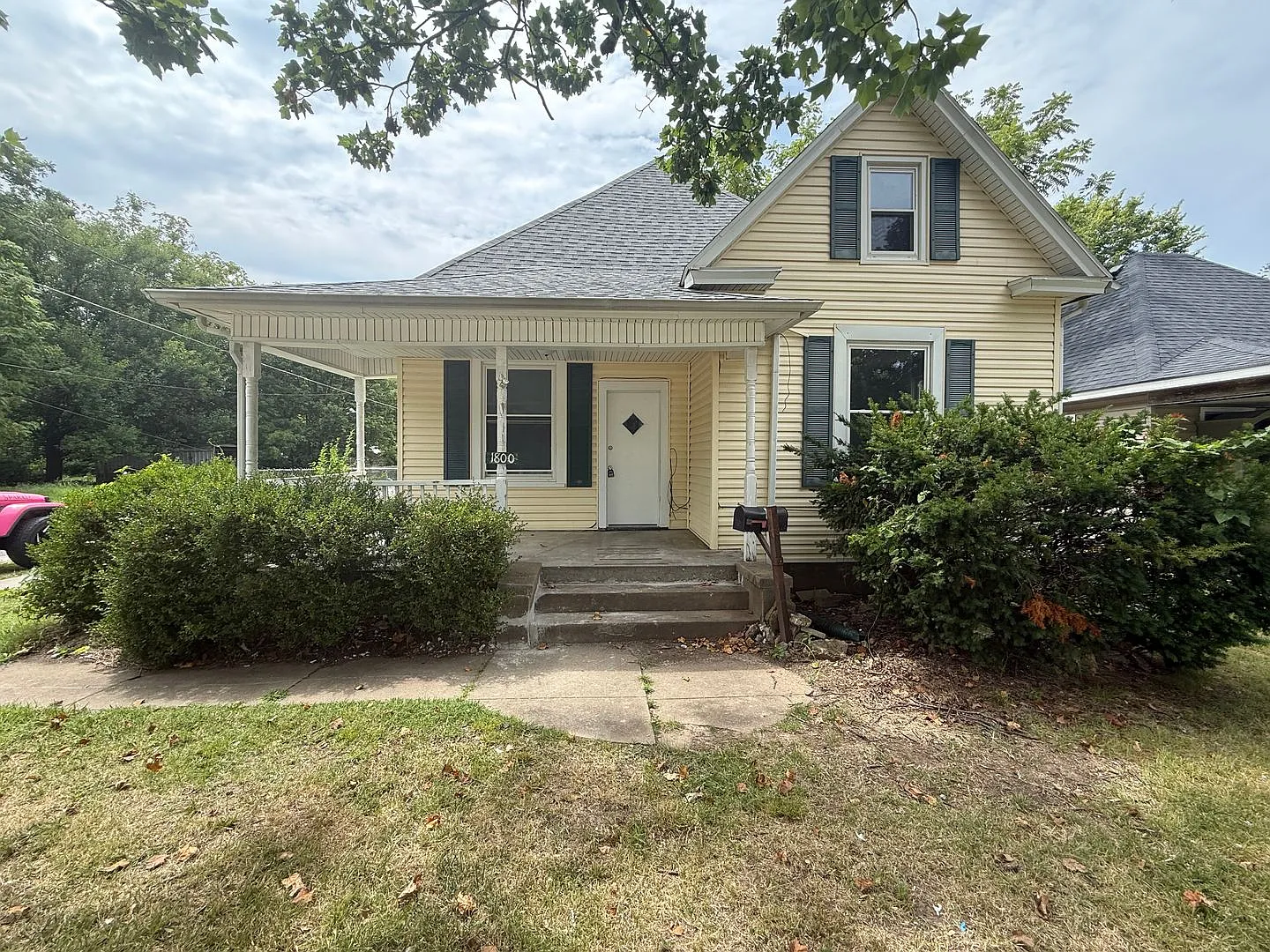 Cute 2 bedroom 1 bath home with so much space! — Photo 1