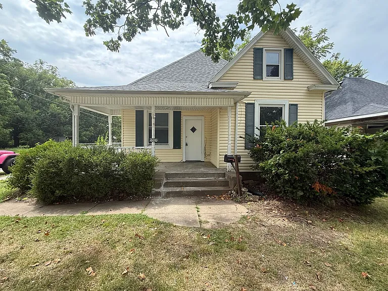 1800 W Lee St — Photo 1