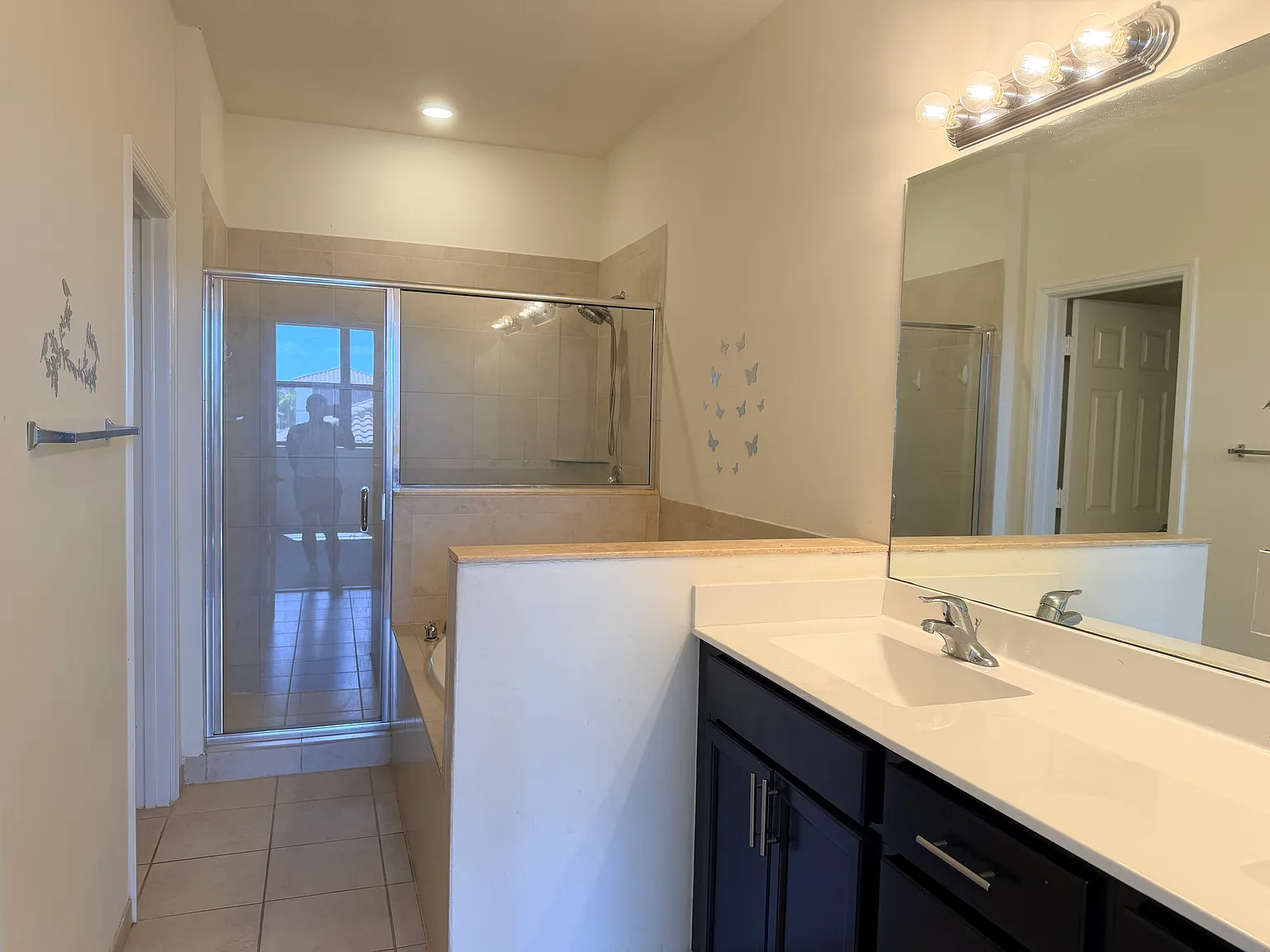 3 bed, 2.5 bath, 2115 sqft, $3,200 — Photo 2