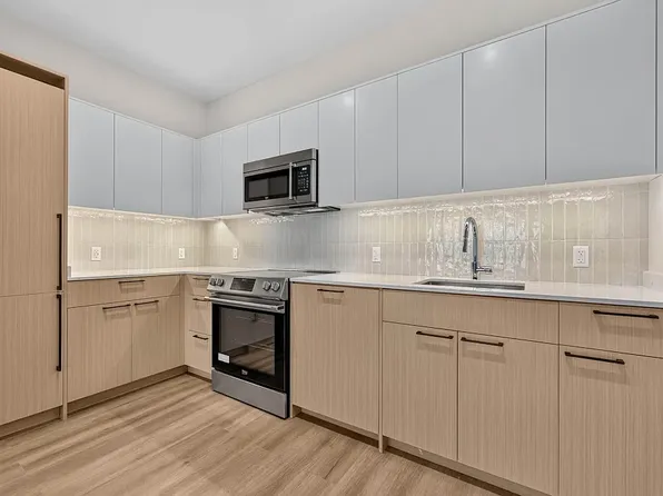 261 W 24th St #8K, New York, NY 10011