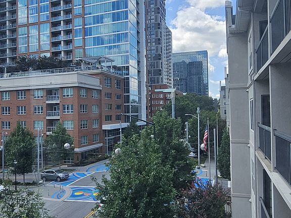 This unit has a south facing view the Midtown & Downtown skyline