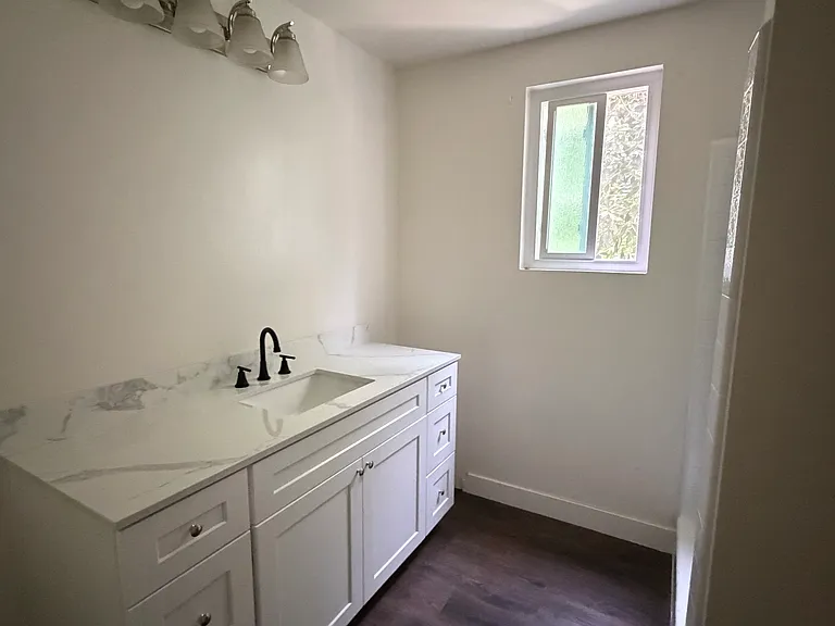 2421 N Beachwood Dr #2 — Photo 11