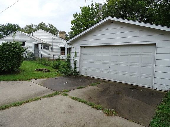 4th image of 1330 N Washington Ave
