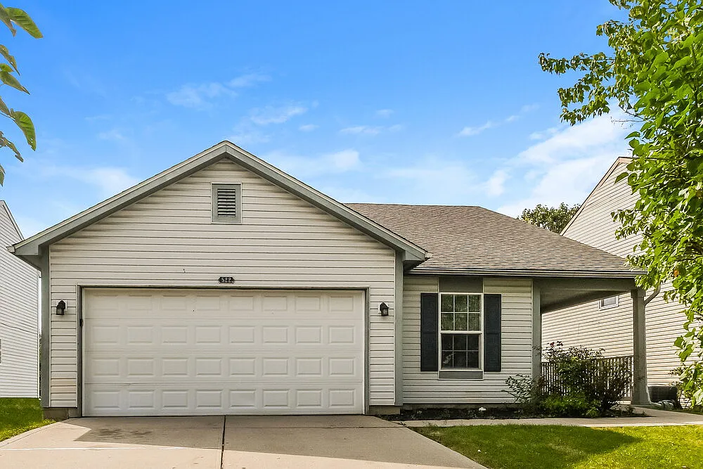 3 bed, 2.0 bath, 1218 sqft, $1,760 — Photo 1