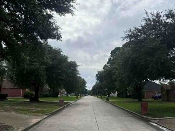 Exterior Neighborhood (street photo)