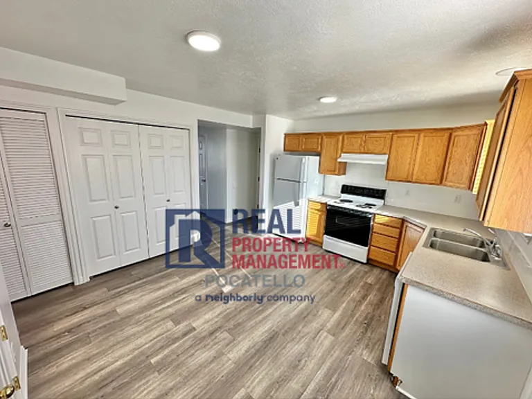 1596 Dustin Cir #C — Photo 2