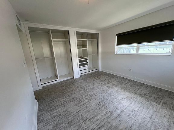 Great Masterbedroom with walking-closet and additional closet.