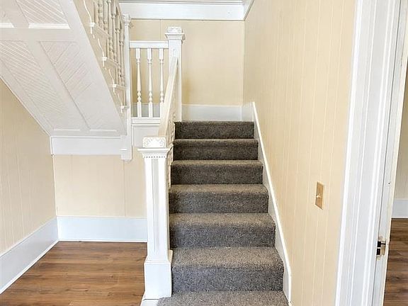 4th image of 214 N Walnut St