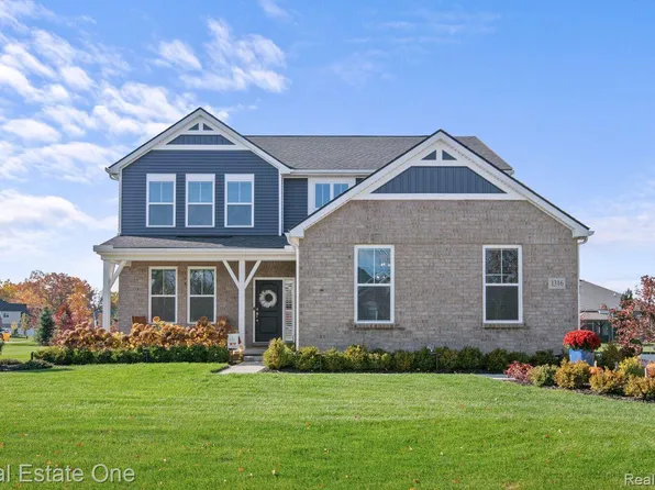 1316 Palatine Dr, Oakland, MI 48363