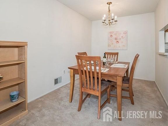 4th image of 395 Lancaster Ct