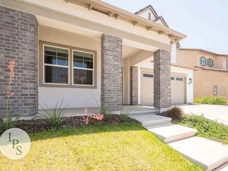 4299 Vineyard Dr — Photo 3