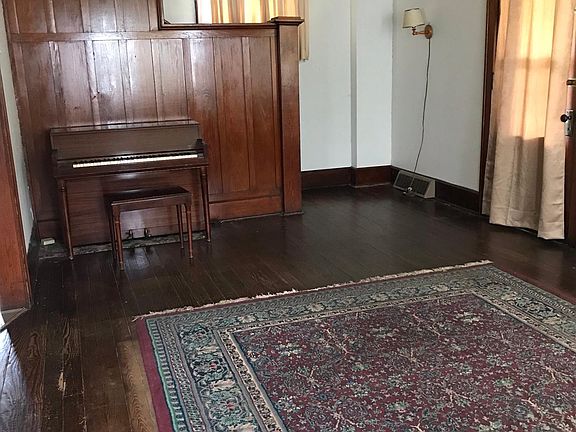 5th image of 515 W 11th St